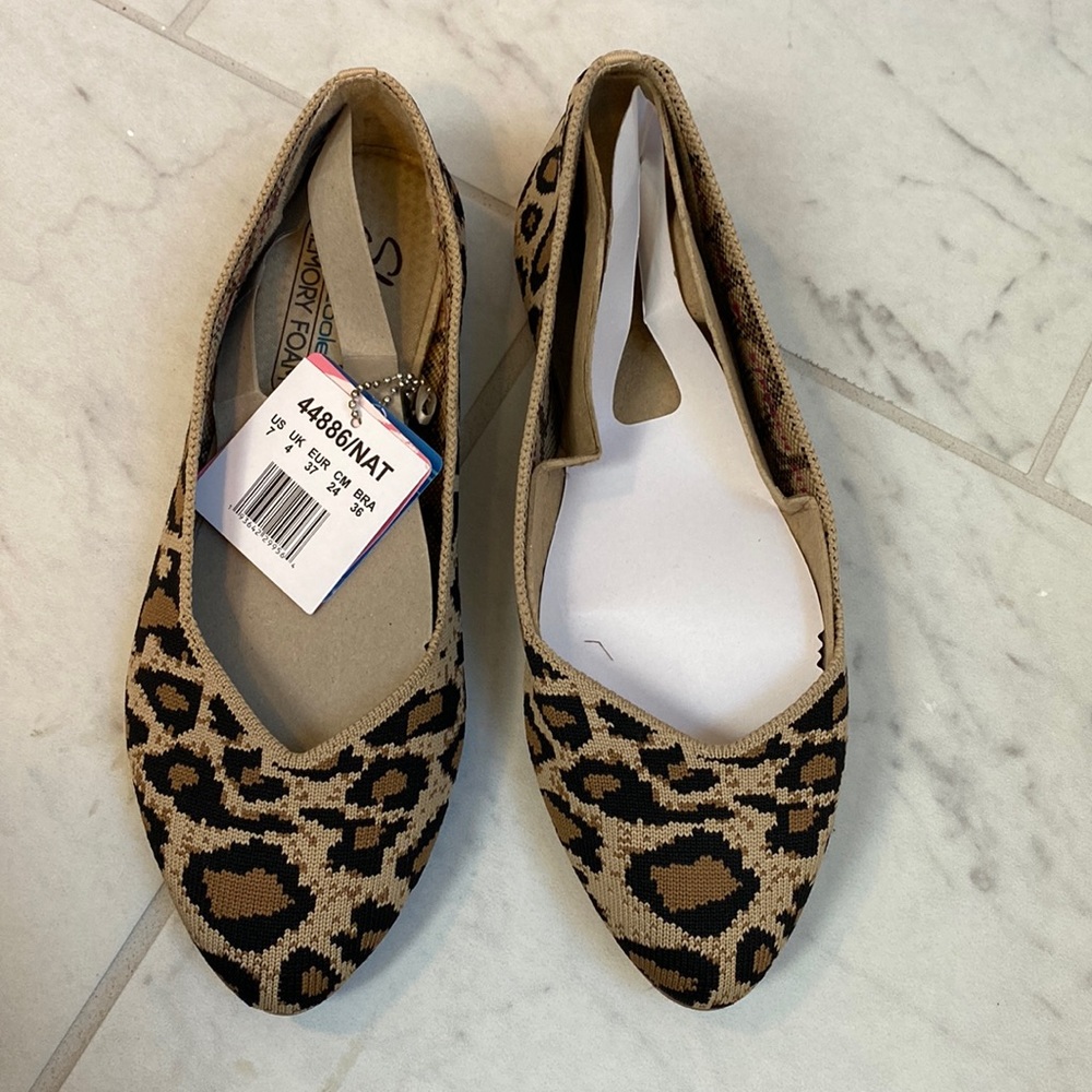 NWT Skechers leopard flats - Sz 7